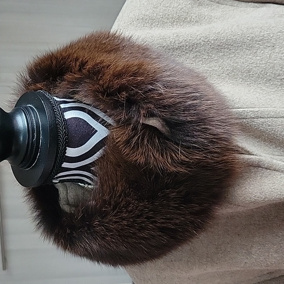 Vintage Lambswool and Cashmere Blend Coat with Fox Fur Collar - Picture 3 of 14